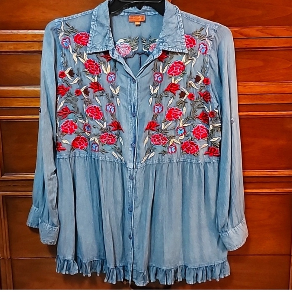 Scully Embroidered Buttondown Top 🌸
